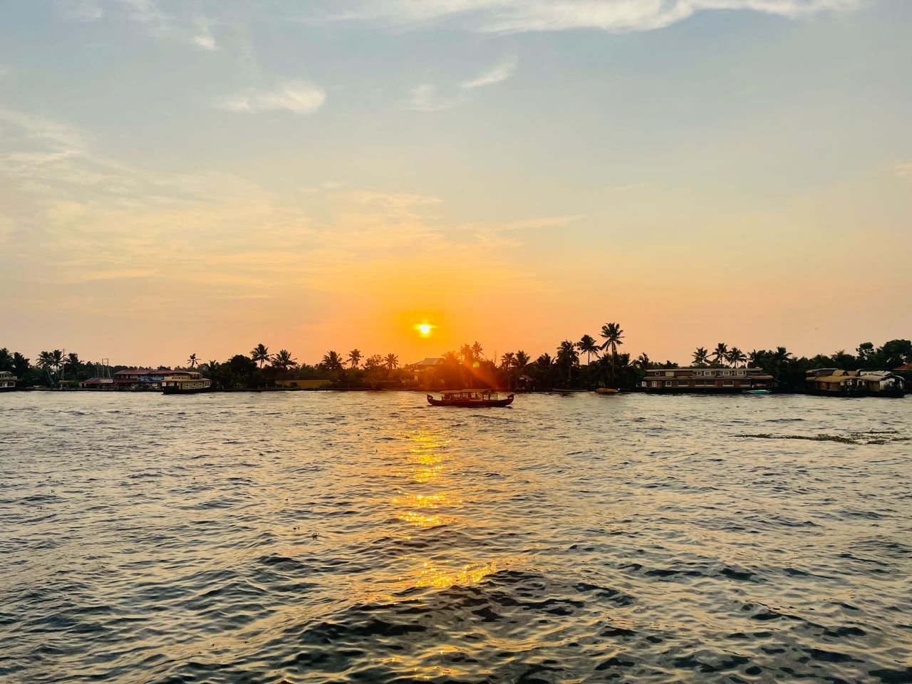 Explore the Best of Kerala – Munnar & Alleppey Tour (4 Days)